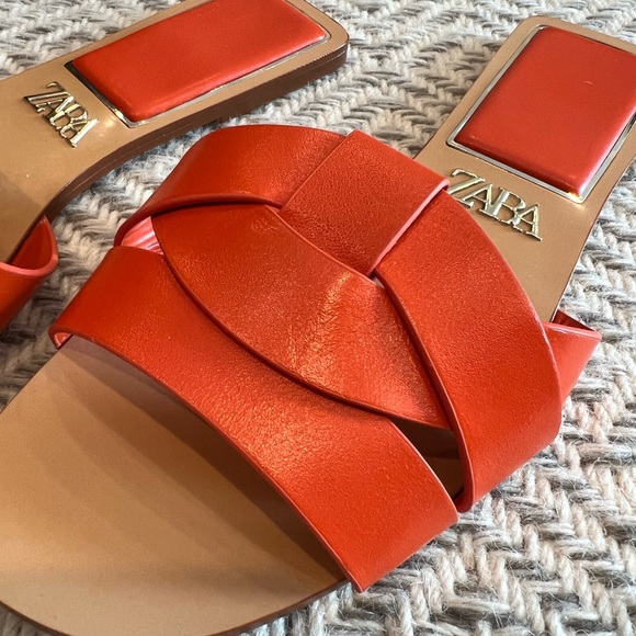 ZARA Low Heeled Crossed Leather Sandals